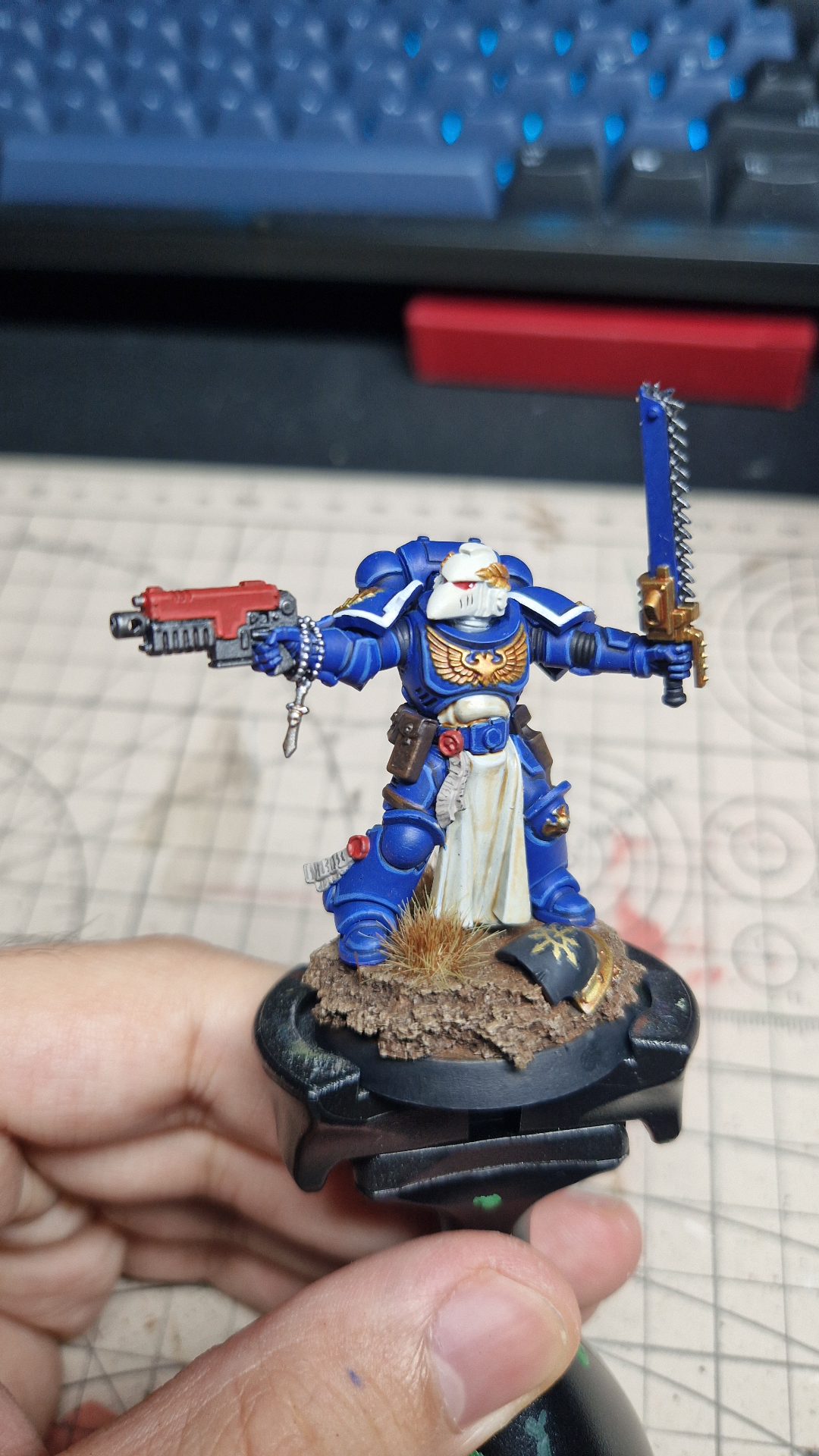 Warhammer 40k Ultramarines Captain miniature